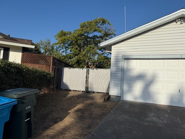 Building Photo - For Rent – Charming 2-Bedroom Home in Rinc...