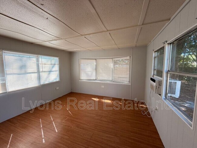 Foto del edificio - 8028 Breeze Dr