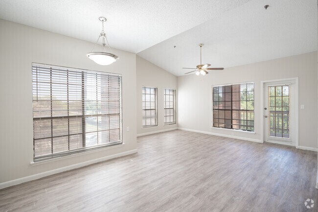 2BR, 2BA - Entrada principal 1167SF - Encino Luxury Apartments