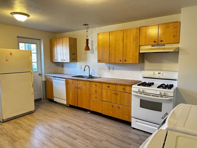 Foto del edificio - Spacious & Updated 2-Bedroom Apartment