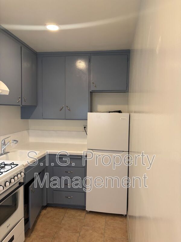 Building Photo - 220 W Spazier Ave