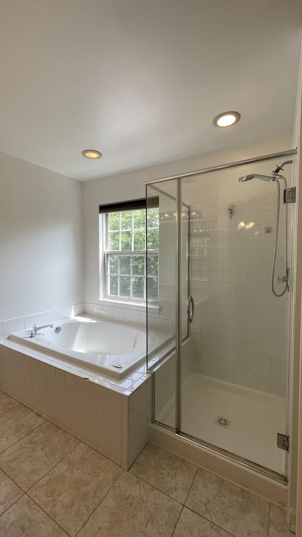 Building Photo - Townhouse with Water Views