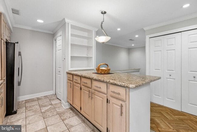 Building Photo - 1740 Oakwood Terrace