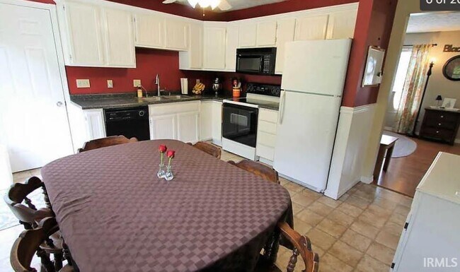 Building Photo - 1810 Chenango Pl