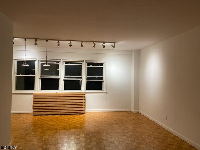 Building Photo - 465 Valley St