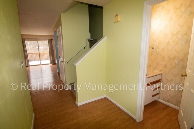 Foto del edificio - Forest Hills 3 Bed Townhome with Garage, Pond View and Some Utilities Included