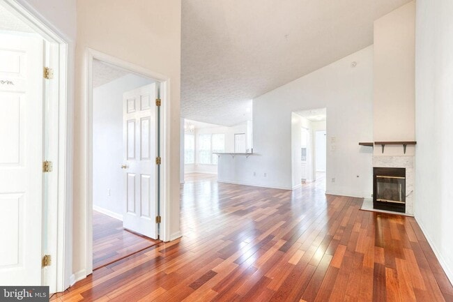 Building Photo - Stunning 2bd 2bth Penthouse-Level Condo in...