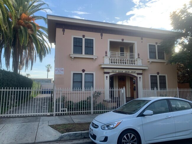Building Photo - 2616 Raymond Ave
