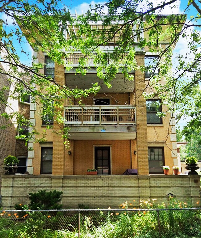 Building Photo - 945 W Belle Plaine Ave