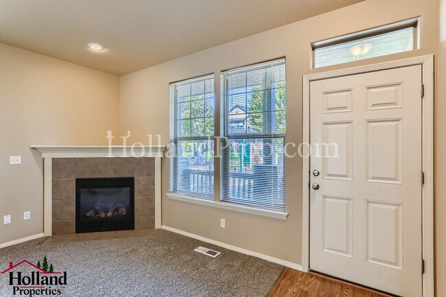 Building Photo - Stunning End-Unit Townhouse with Over 1,40...