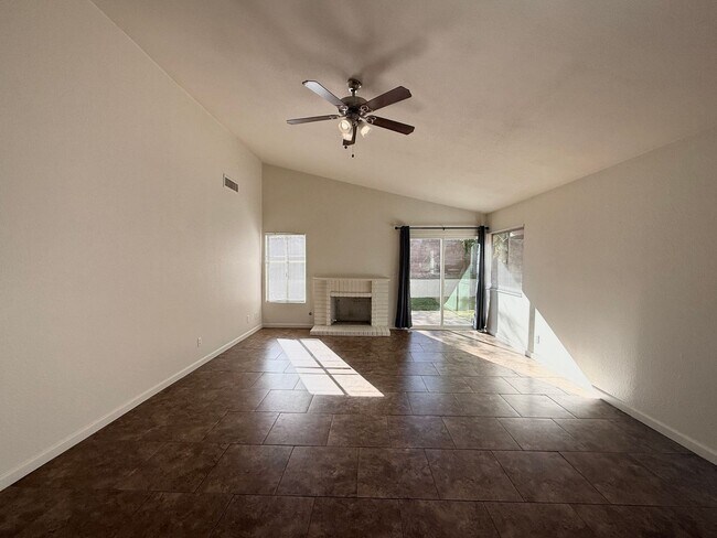 Foto del edificio - NO HOA! 4-Bedroom Single-Story Home in Henderson – Pets Welcome!