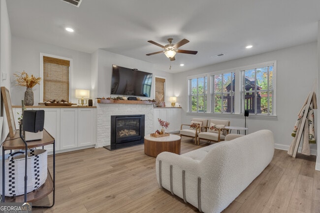 Foto del edificio - 411 Kinross Ln