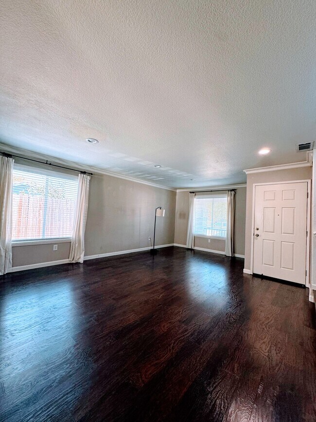 Foto del edificio - 4 bd 3 bth in Quiet Natomas Neighborhood