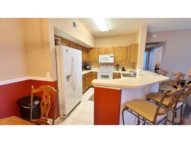 Building Photo - Seasonal/Annual 3-bedroom Condo in The Gar...