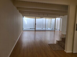 Building Photo - 312 S Elm Dr