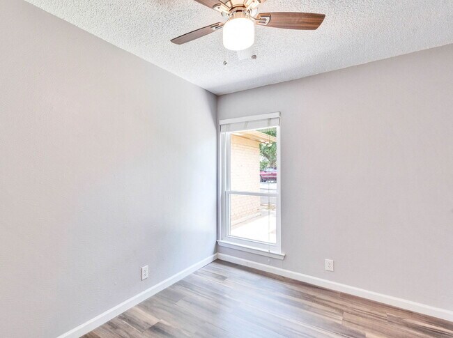 Building Photo - 1007 Echo Ln