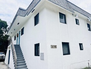 Building Photo - 910 SW 4th Ave