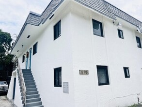 Building Photo - 910 SW 4th Ave