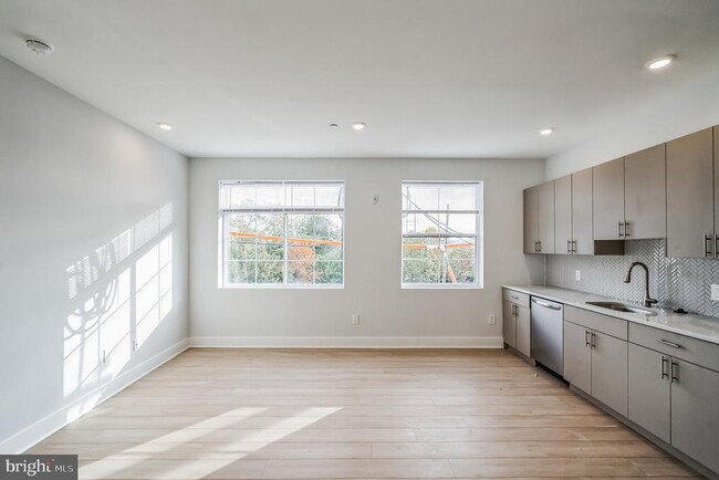 Building Photo - 646 N 32nd St