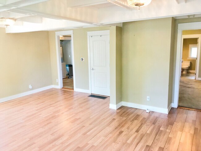 Foto del edificio - Foster-Powell Charming Bungalow with Bonus Finished Attic Space