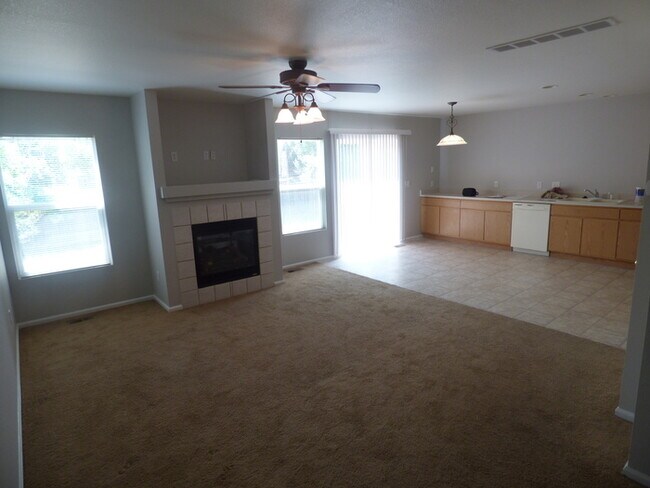 Building Photo - Beautiful 3 Bedroom 2 Bath Townhome with 2...