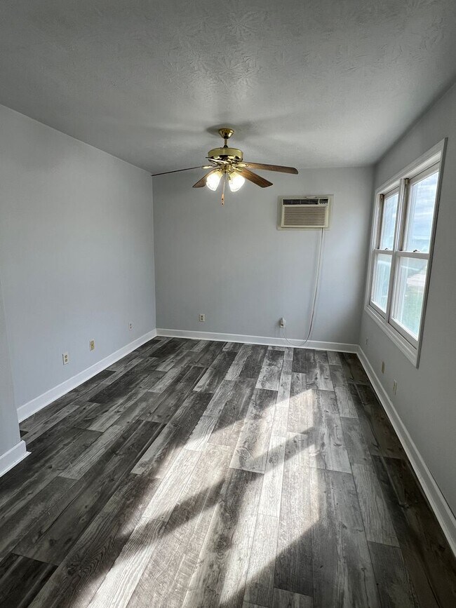Building Photo - 3 Bedroom, 1 Bath, 1 Level Home for Rent