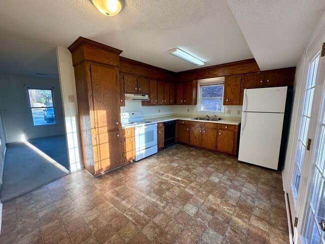 Building Photo - Updated Townhouse