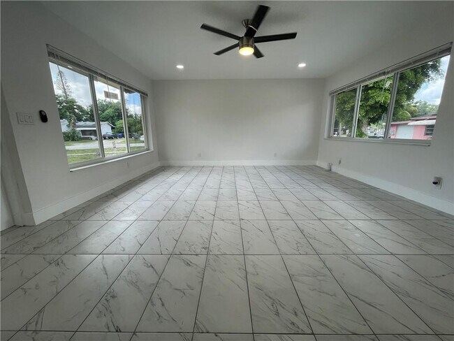Foto del edificio - 1131 NW 15th Ct