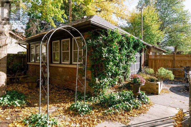 Building Photo - 321 Palmerston Blvd