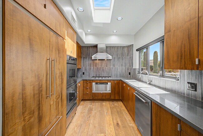 Foto del edificio - 6711 E Camelback Rd