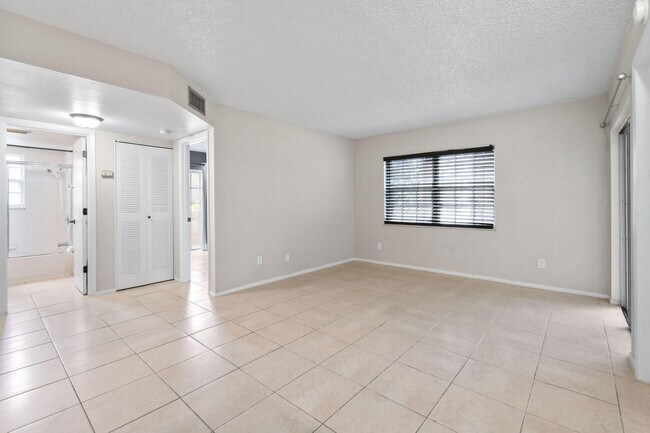 Building Photo - 1631 SE Green Acres Cir