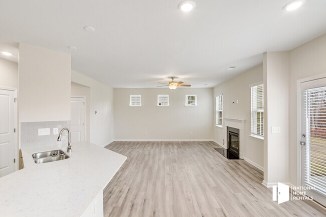 Foto del edificio - 15121 Lake Ridge Rd
