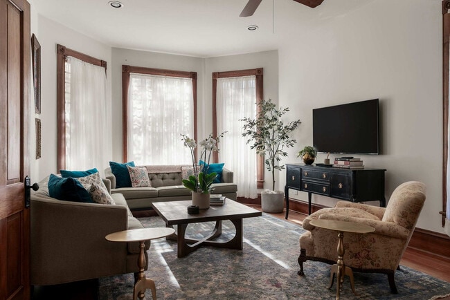 Building Photo - 1116 W 10th St