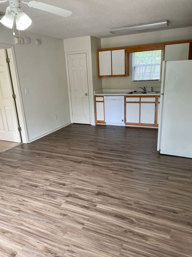 Building Photo - 2114 Wisteria Dr