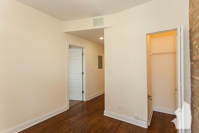Foto del edificio - 2836 N Albany Ave