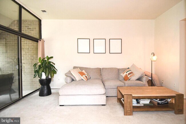 Foto del edificio - 1672 Parkcrest Cir
