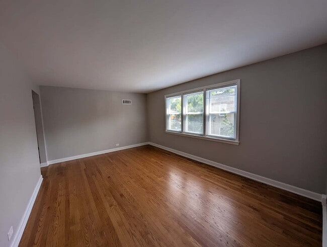 Building Photo - 2909 W Farragut Ave