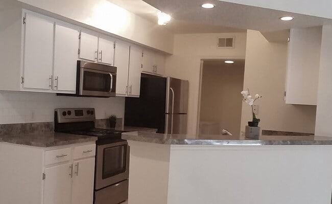 Foto del edificio - Beautiful 2/2 condo for rent next to Waterford Lakes Town Center and UCF
