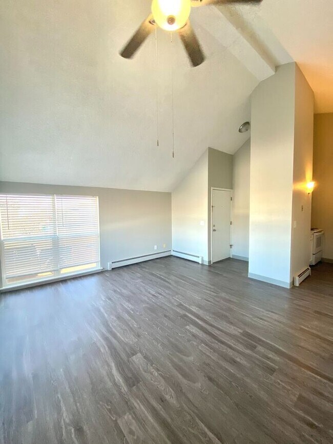 Foto del edificio - Recently Upgraded 2 Bedroom Apt Near Horse...
