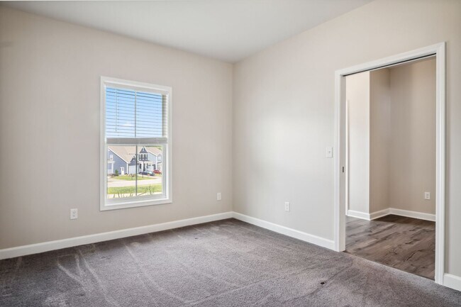 Building Photo - 3 bed/ 3 1/2 bath.  Dog Friendly.