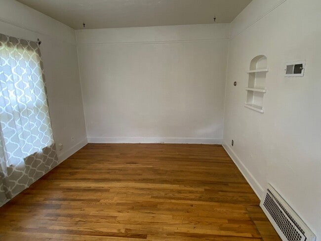 Building Photo - 261 N 5th St