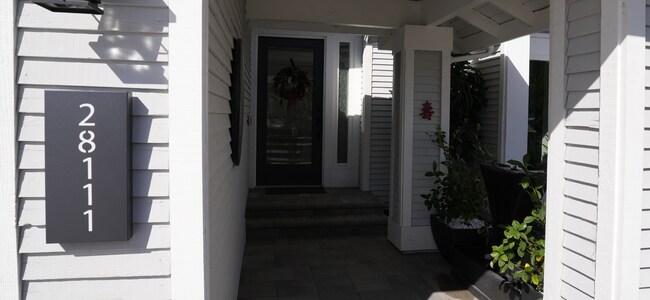 Comunidad controlada con miles de servicios - 28111 Westfield Dr