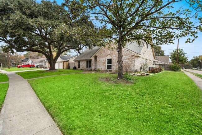 Foto del edificio - 6202 Golden Forest Dr