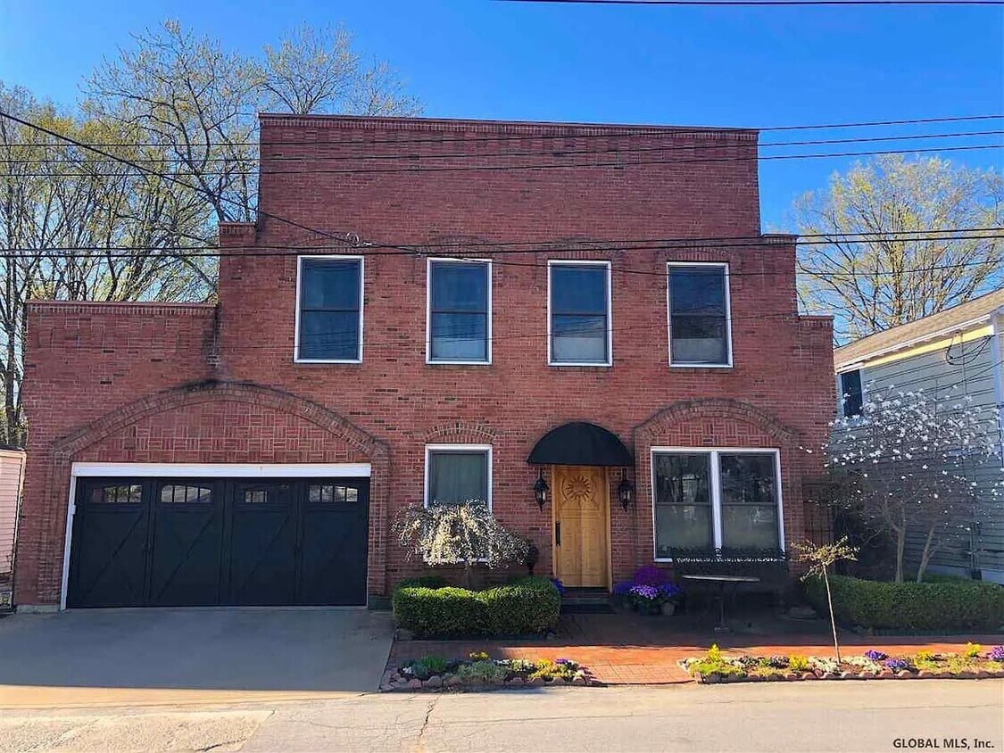 Primary Photo - 114 Middle Ave