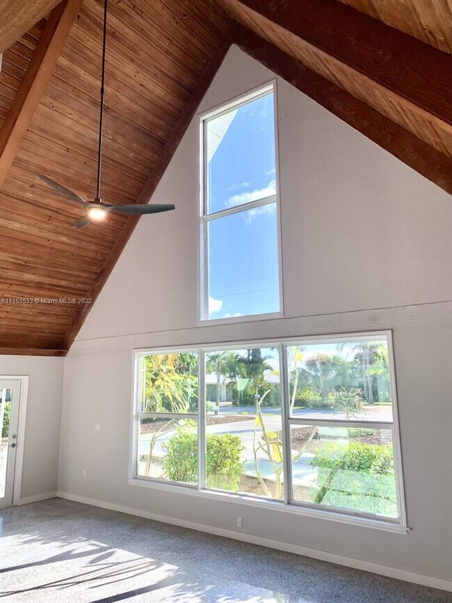 Building Photo - 4054 NE Skyline Dr