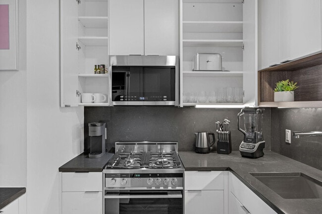 Foto del edificio - 64B W 37th St