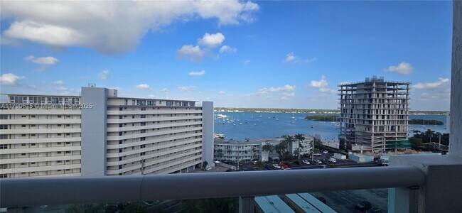 Foto del edificio - 7900 Harbor Island Dr