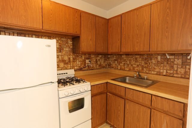 Foto del edificio - 629 W Belmont Ave