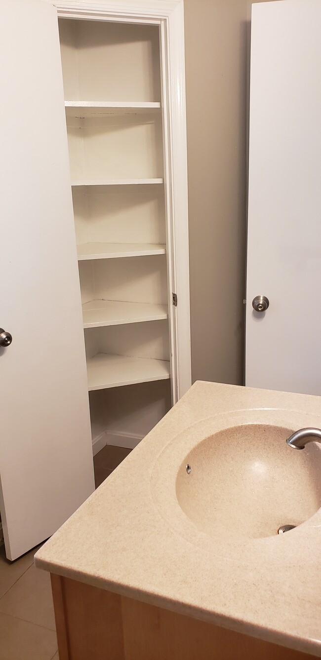 Building Photo - 128 Jamestown Ct