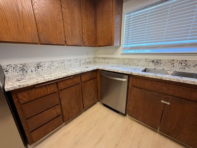 Foto del edificio - Beautifully Remodeled 3 Bed / 2 Bath Duplex – Walk to Downtown!